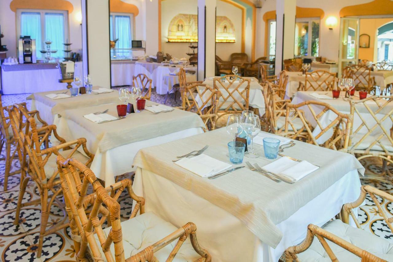 וואריגוטי Hotel Arabesque מראה חיצוני תמונה